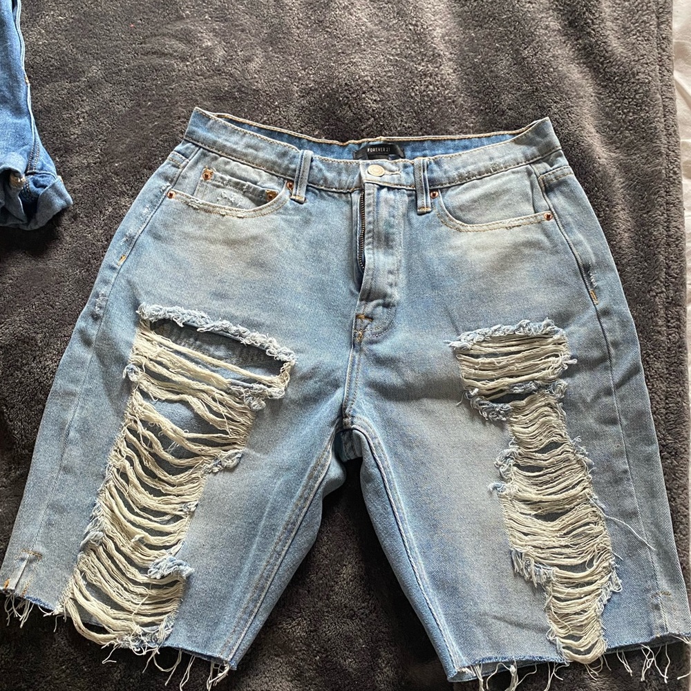Forever 21 denim jeans, never worn perfect rips and everything!
